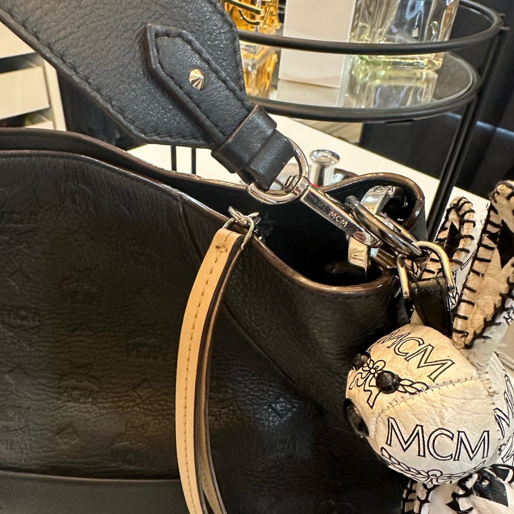 MCM Leather Shoulder Bag & key chain bunny - Picture 9 of 16
